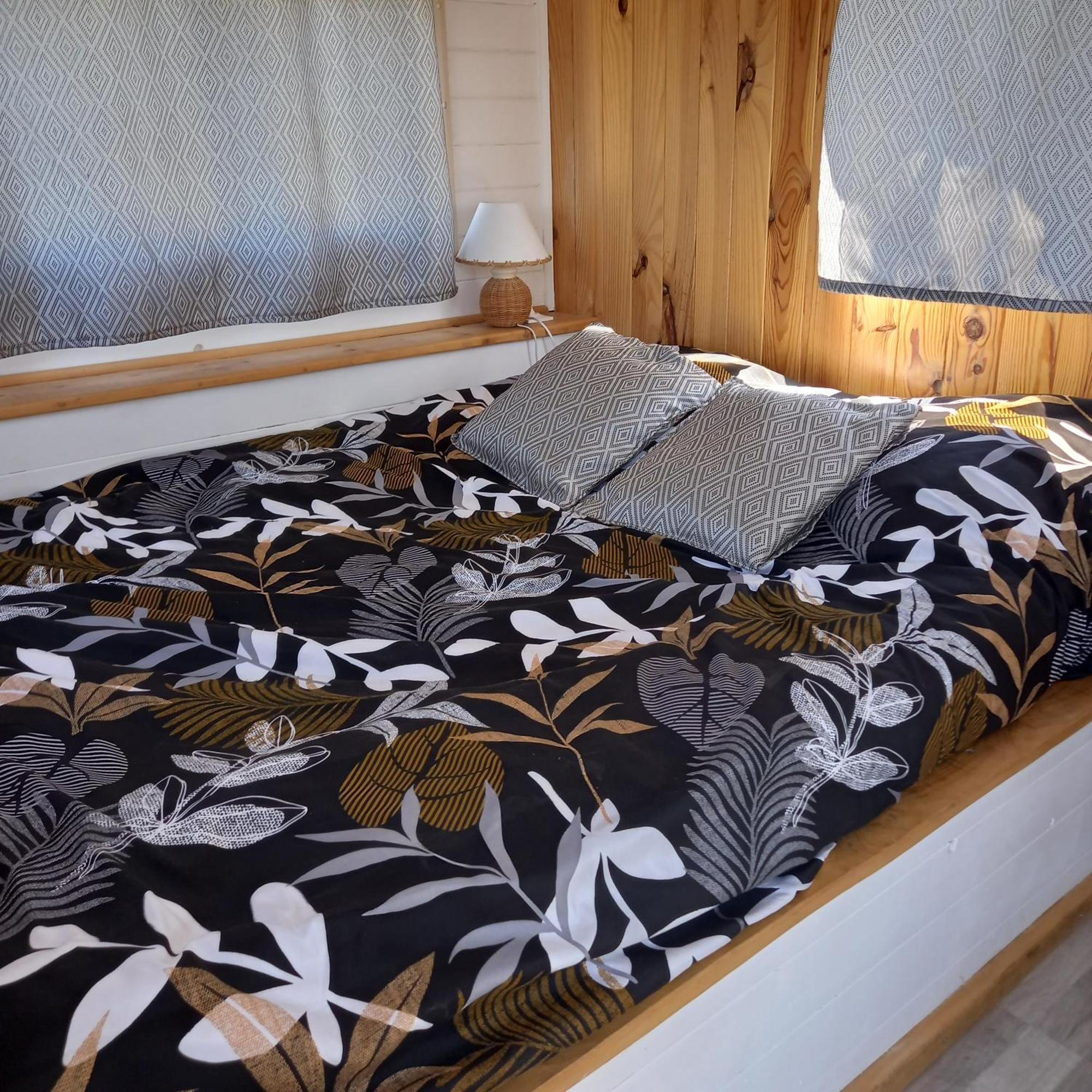 Camping Car Vintage Saint-Barthelemy-le-Plain Exterior foto