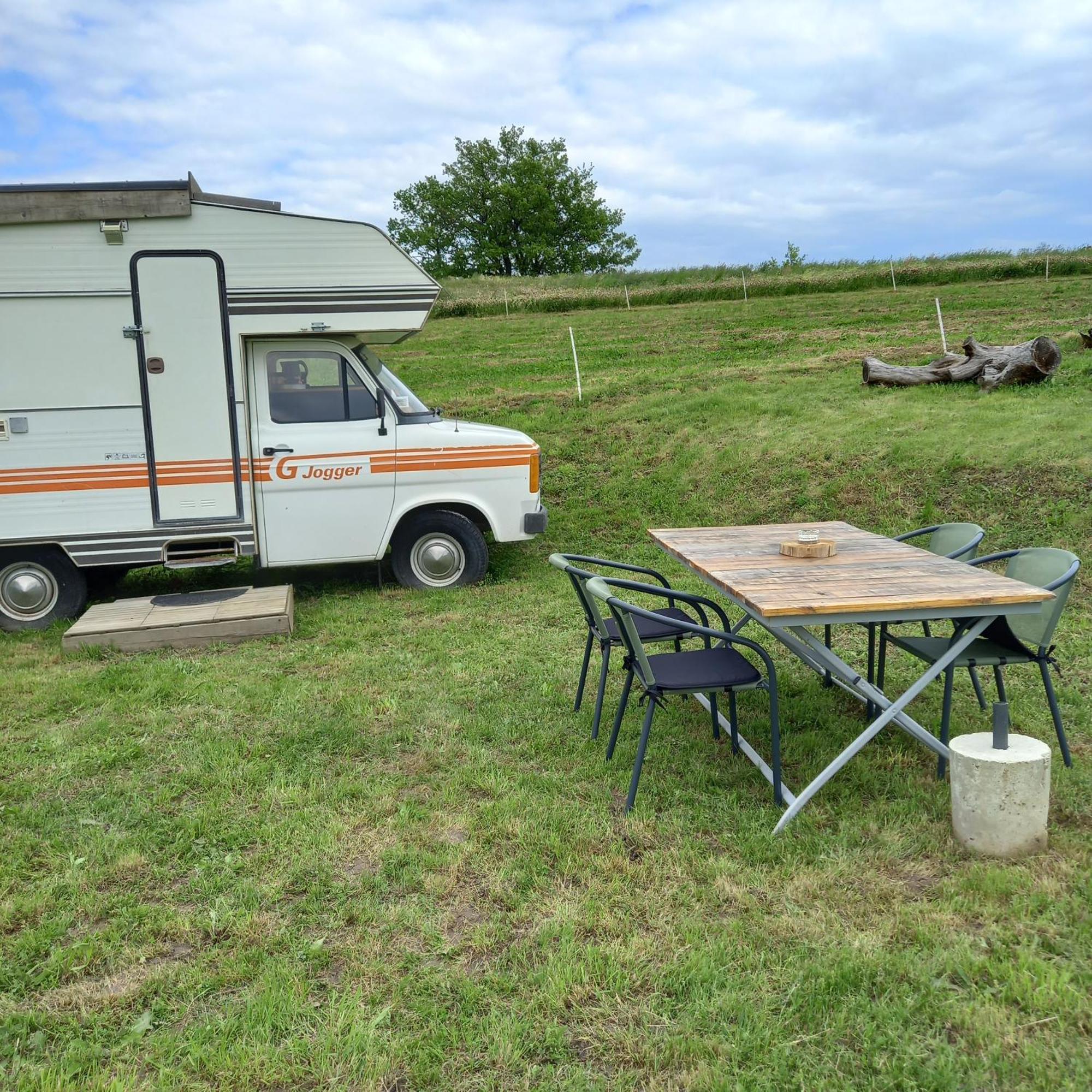 Camping Car Vintage Saint-Barthelemy-le-Plain Exterior foto